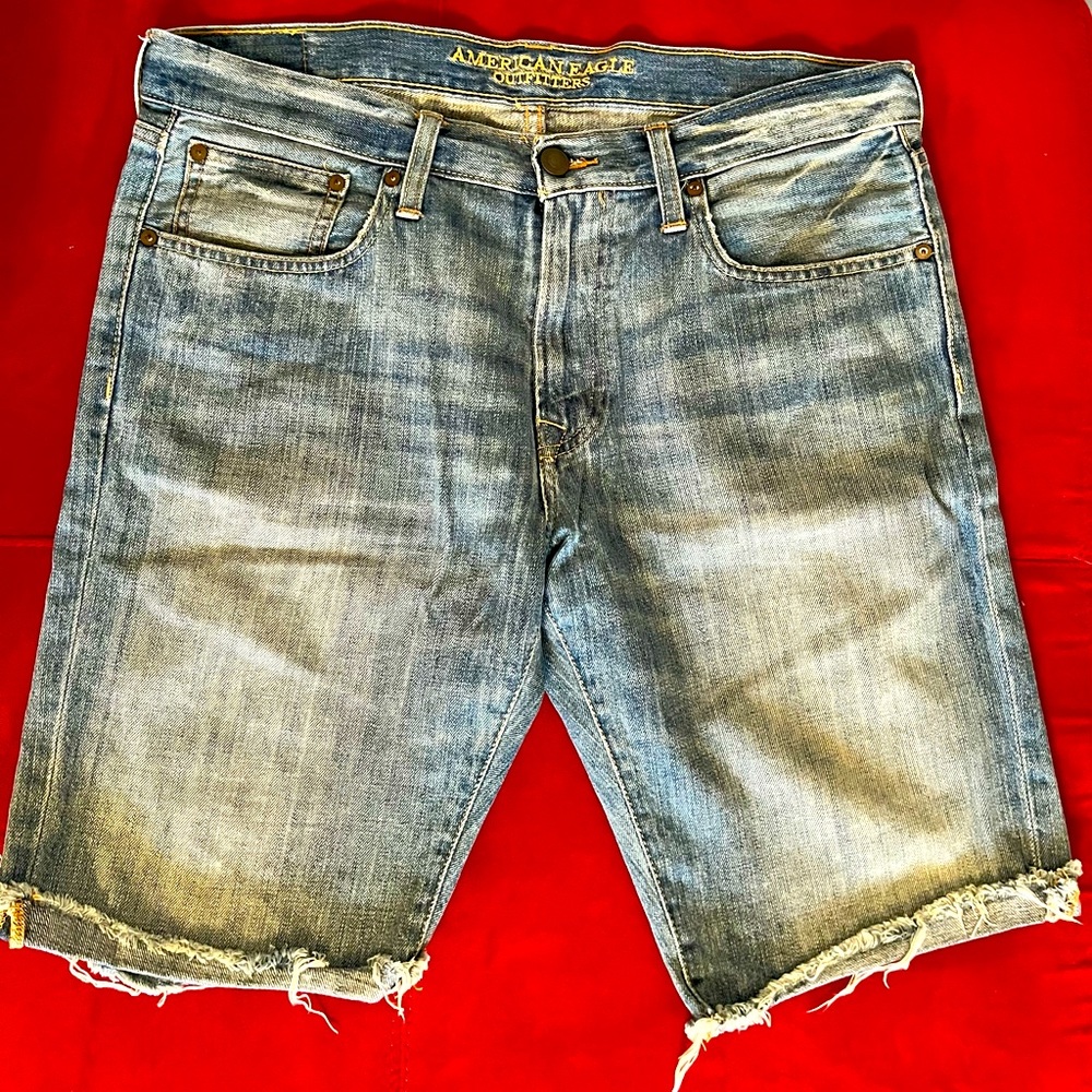 American Eagle Outfitters (men) light denim shorts.